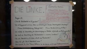 Ein Plakat mit Fragen zur sächsischen Bildungspolitik 2018